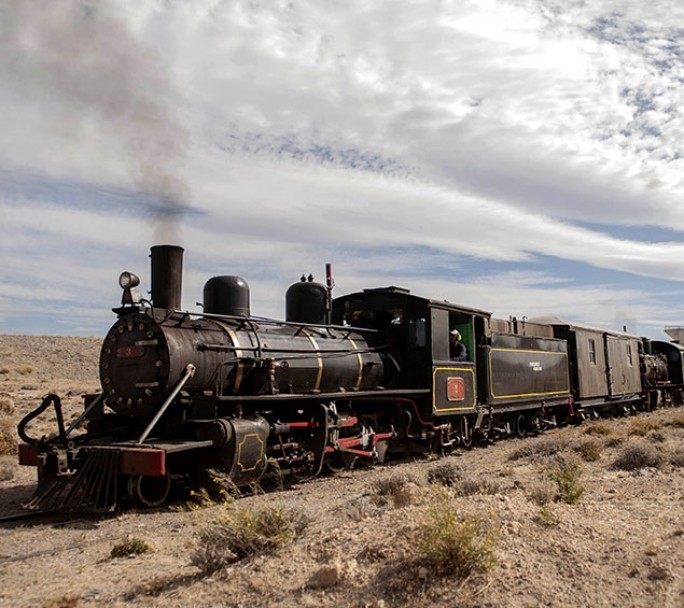 Luego de diez meses, La Trochita vuelve a surcar la estepa patagónica